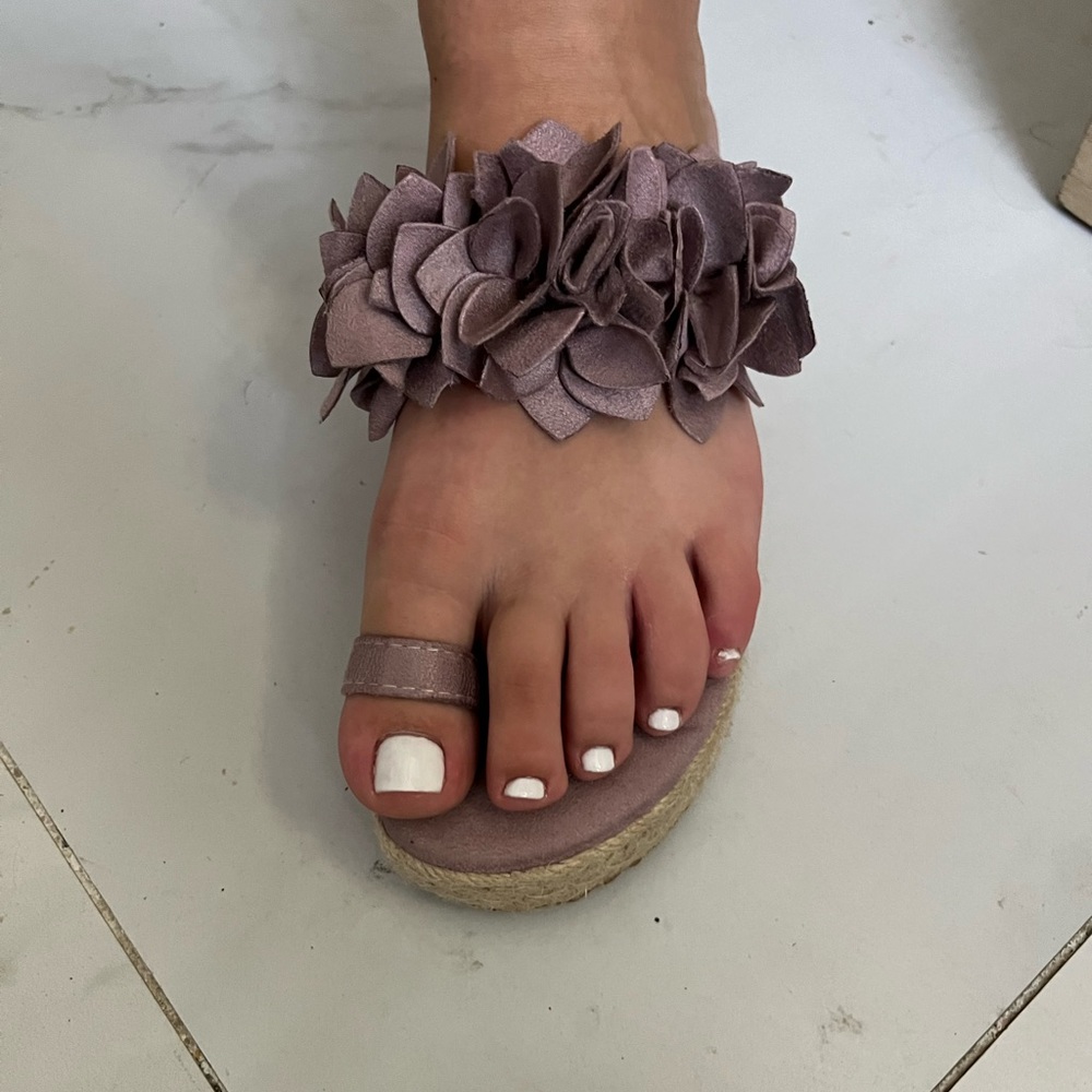 Beautiful Sandal with design in felt flowers. New